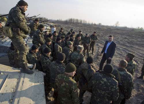 Vitali Klitschko, líder la Alianza Democrática para la Reforma, conversa con soldados ucranianos luego de ejercicios castrenses en la ciudad Zhytomyr.