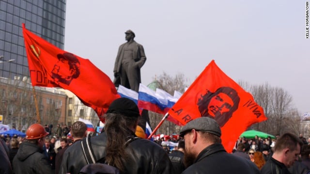 Manifestantes anti-fascistas en el monumento a Lenin en Donestk
