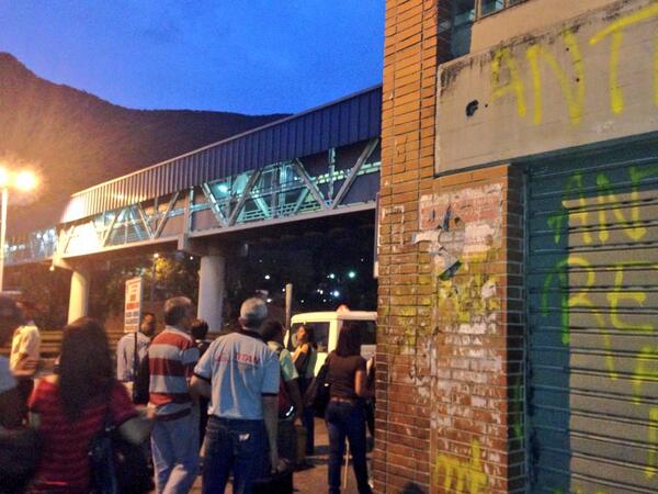 los consejos comunales de Antimano cerraron la Santamaría para evitar caos, estudiantes pedían ayuda porque supuestamente los atacaban. Nunca fueron atacados.