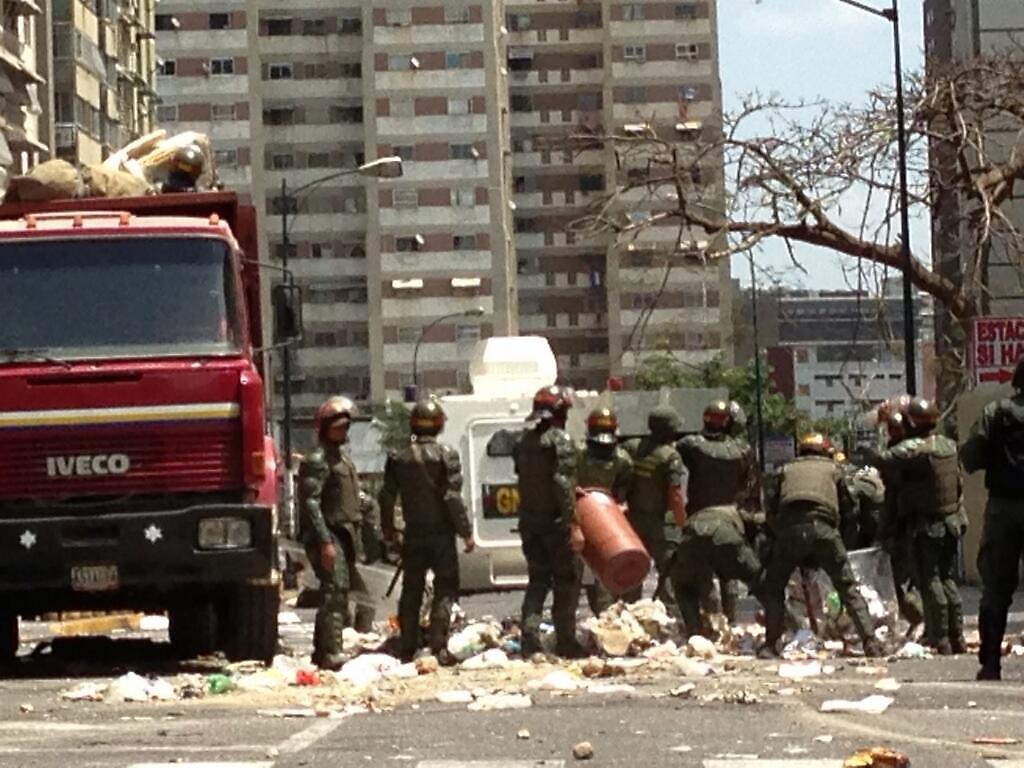 Un sargento de la GNB y un mototaxista fueron asesinados con tiros a la cabeza mientras recogían escombros dejados por grupos vándalos opositores en Los Cortijos.