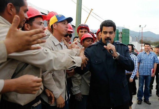 “Estoy en Miraflores. A mí me dejó (Hugo) Chávez como si estuvieras tú, la clase obrera, por eso los burguesitos me quieren sacar".