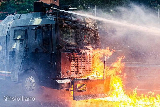 Los opositores atacaron el vehículo blindado de la PNB con bombas molotov.