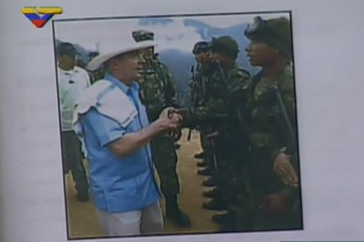  Luis Enrique García González saludando a Uribe cuando estaba en el ejército. Luego se hizo paraco