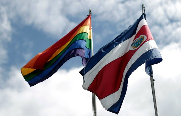 CONTRA LA HOMOFOBIA, LA BANDERA DEL ORGULLO GAY FUE IZADA EN CASA PRESIDENCIAL DE COSTA RICA