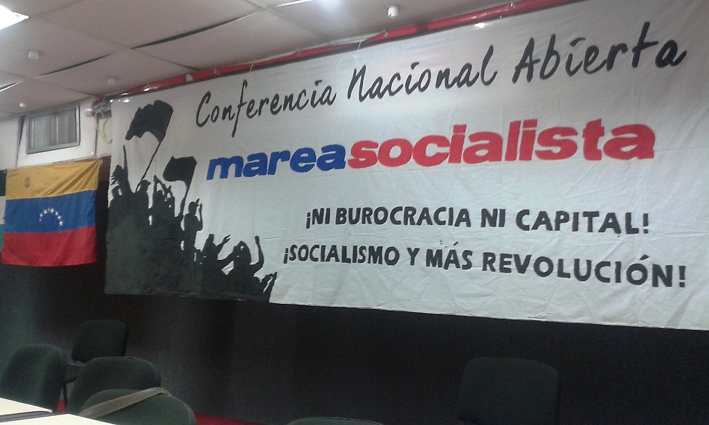 Pancarta de Marea Socialista junto a la bandera de la Patria