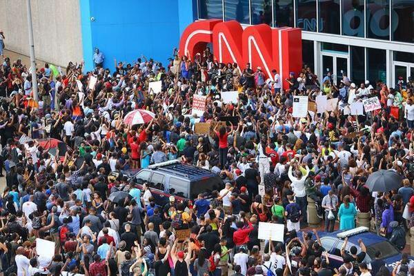 miles manifiestan frente a cnn por represión en ferguson, missouri