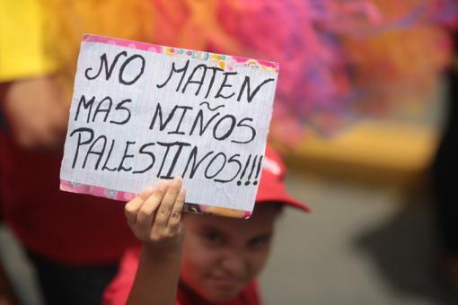consignas y pancartas en marcha solidaria con el pueblo palestino