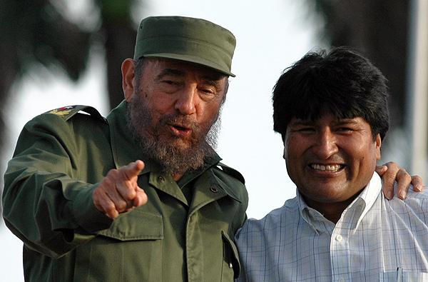 El líder de la Revolución Cubana, Fidel Castro, y el presidente de Bolivia, Evo Morales