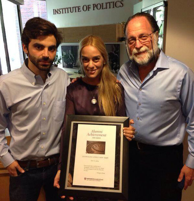 Con Lilian Tintori, esposa de Lepoldo López, posterior a la entrega del Premio Harvard a este último por sus "esfuerzos en la lucha por la "democracia".