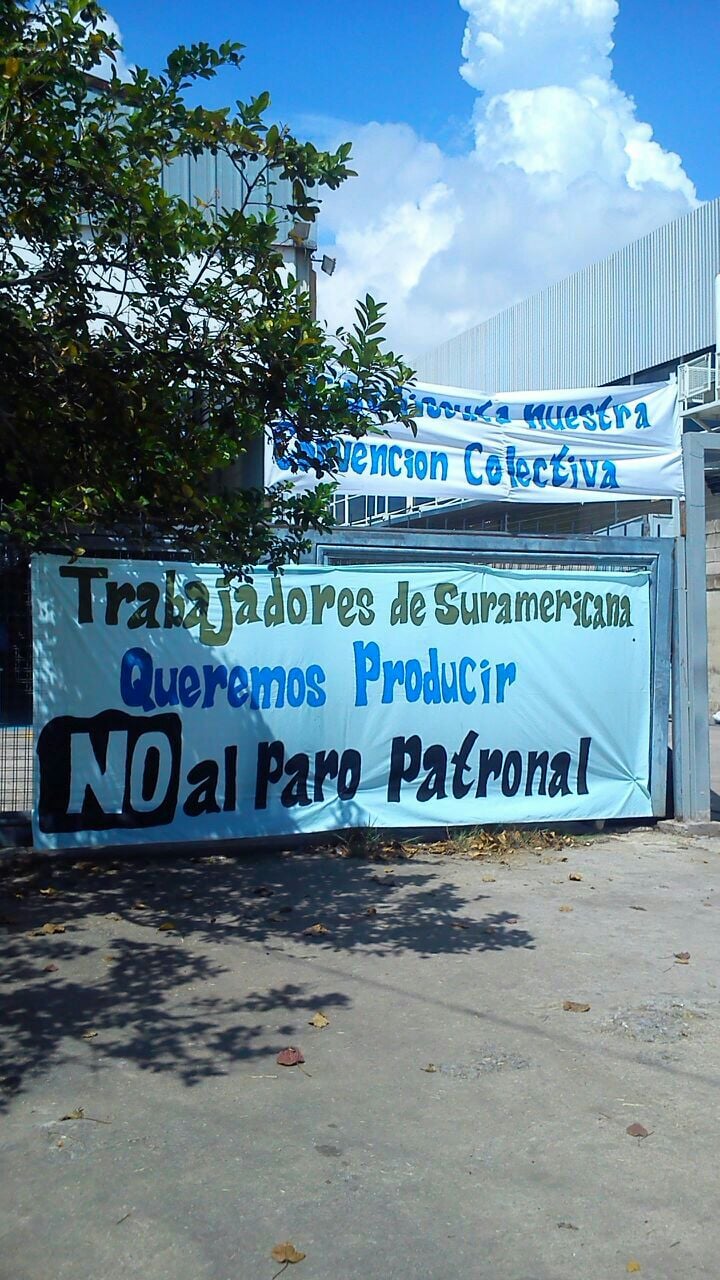 en los portones de la empresa