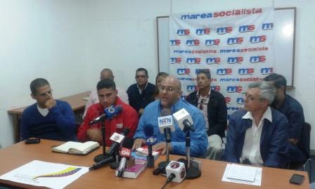 Rueda de prensa de Marea Socialista, 22/10/2014.- A partir de la izquierda, en primer plano, Nicmer Evans (MS), Alejandro Ratti (FNHCH), Norberto Nunes (Fundación Socialismo del Siglo XXI) y Gonzalo Gómez (MS). Al fondo otros miembros de los movimientos que se incorporan al trabajo con MS.