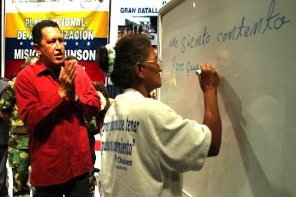 El presidente Chávez  abrió al pueblo un nuevo camino de libertad: La educación