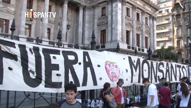 Argentinos se manifestaron frente al Congreso, para pedir la salida de la empresa Monsanto del país.