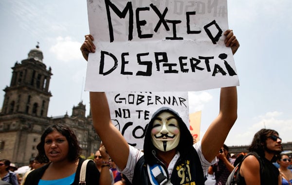 "un tema muy importante, porque la injusticia, la delincuencia y el narcotráfico se han apoderado de México", sino que también se opone a “las reformas neoliberales", opina el profesor de derecho en la UNAM, John M. Ackerman.