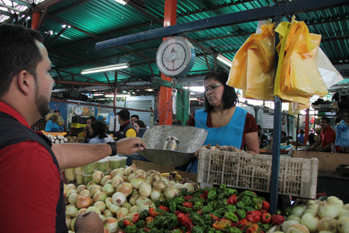 Algunos comerciantes  engañan con el peso de las balanzas