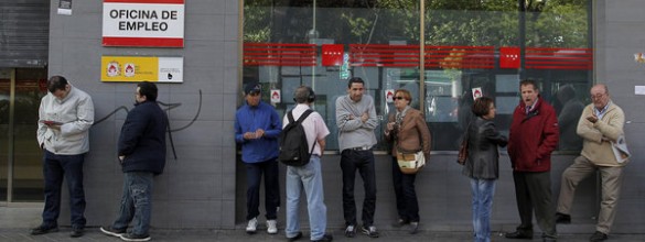 Cola de personas en paro en una oficina de empleo en Madrid