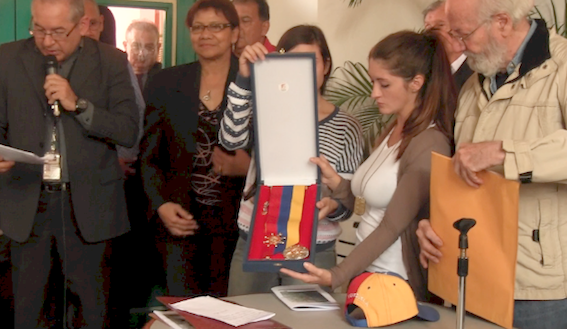 Momento de la entrega de la orden del Libertador, post morten a Paul Del Río en el cuartel San Carlos, la recibieron sus hijas