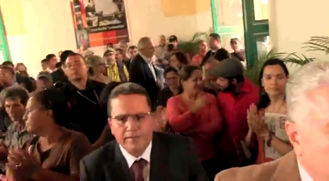 Parte de los asistentes a la entrega de la orden del Libertador, post morten a Paul Del Río en el cuartel San Carlos