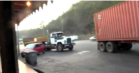 La comunidad Sobreancho de Tazón sirve principalmente a los camioneros que hacen uso de esta vía, pueden comer y pernoctar en el área