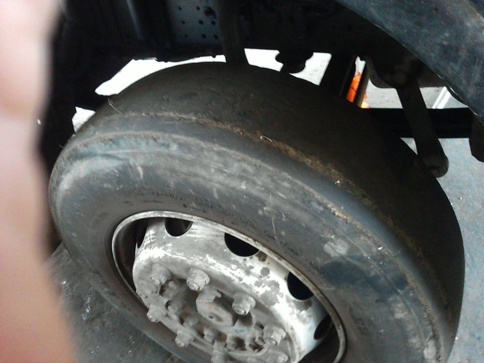 Con estos camiones con cauchos lisos salen los trabajadores de supra a trabajar, arriesgando sus vidas y la de los transeúntes