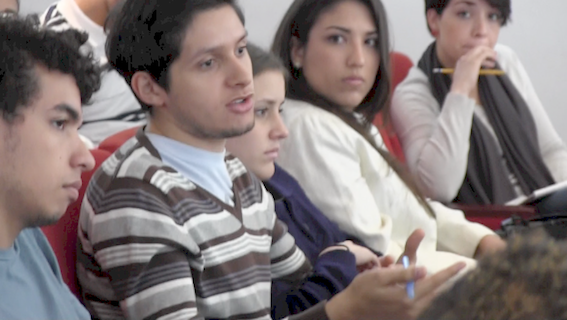 Alumnos preguntando y manifestando sus inquietudes en el foro sobre Trabajo vs Capital en la UCAB, organizado por el centro de Estudiantes de Derecho