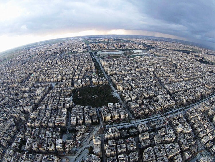 Una impresionante vista aérea de ciudad Alepo, hoy convertida en un escenario de feroces combates entre el ejército regular y los grupos terroristas.
