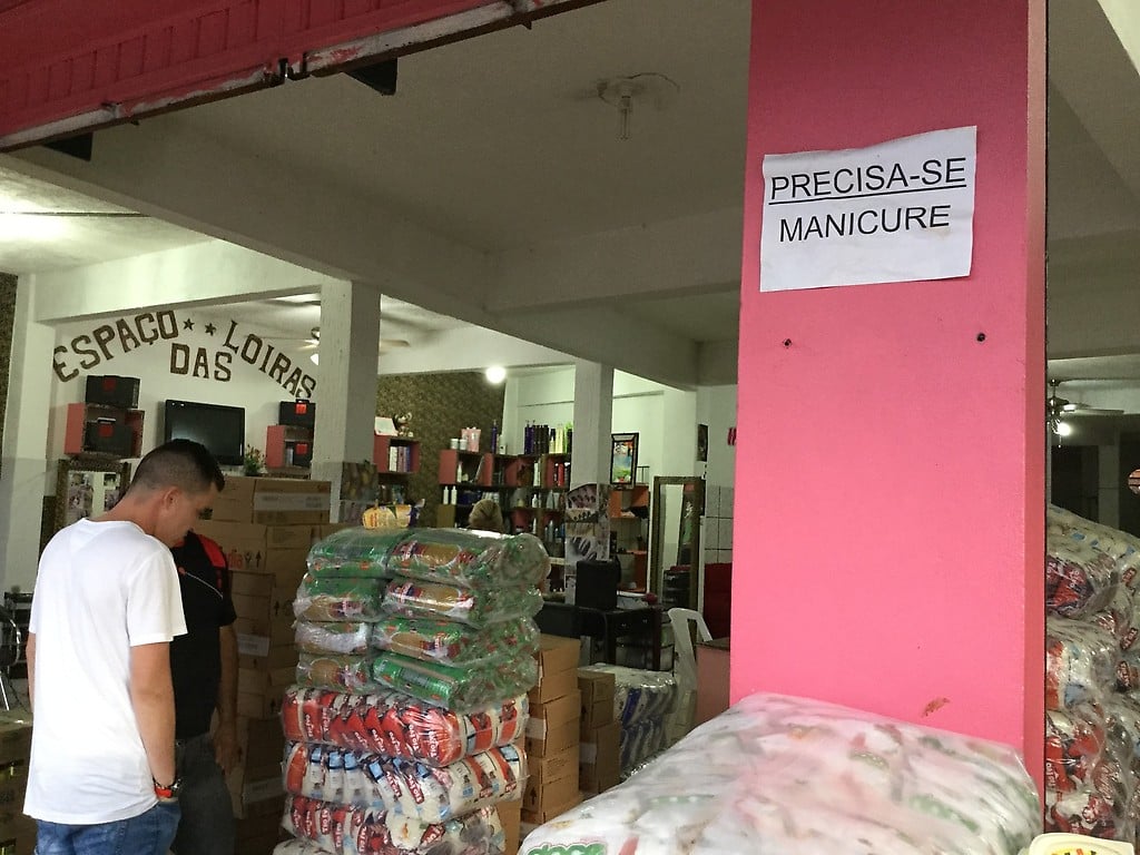 Locales atestados de mercancía en Pacaraima, frontera con Brasil