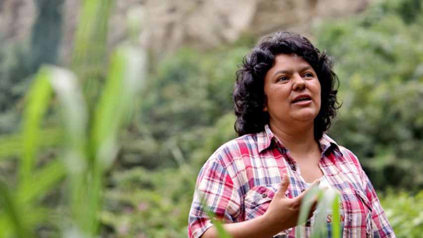 La dirigente indígena Berta Cáceres, asesinada en marzo 2016