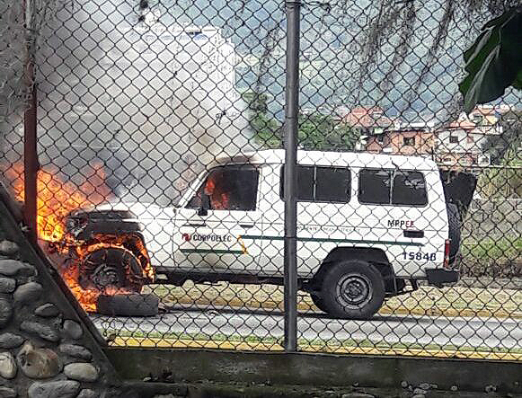 El miércoles pasado fue una patrulla de la policía del estado, hoy una camioneta de "Corpoelec", la falta de vigilancia policial en la ciudad se evidencia con estos actos vandálicos. 