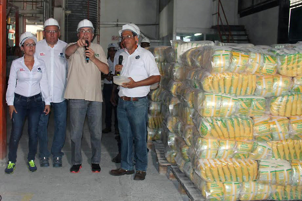 El ministro Castro Soteldo en el complejo agroindustrial Alivensa, situado en el sector El Espinital, municipio Páez de Acarigua, estado Portuguesa, abarca 10 hectáreas y alberga 5 plantas que procesan: arroz, azúcar, caraota, harina de maíz amarillo y blanco.