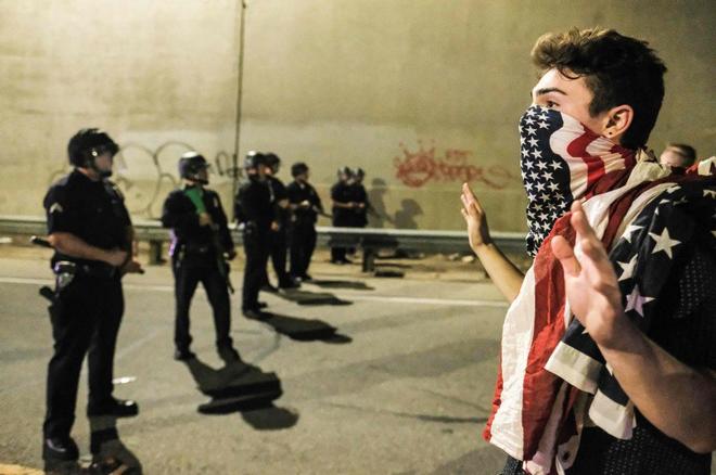 Un manifestante en California durante las protestas del día después de la noche electoral.
