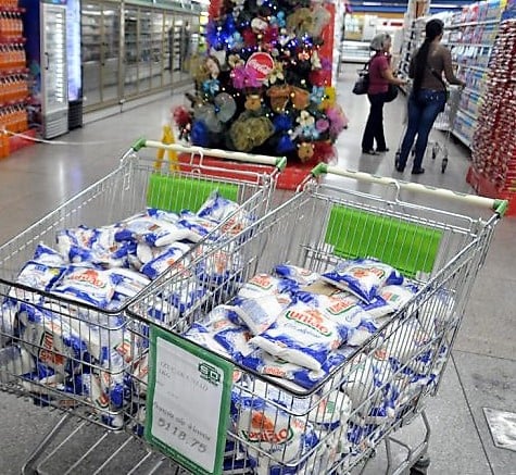 Trabajadores se manifiestan indefenso por alianza entre funcionarios y la patronal de la red de supermercados