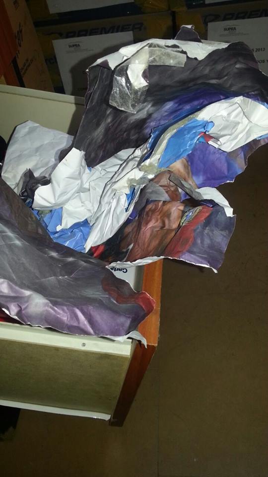 Así arrugaron y botaron el afiche de Chávez en las oficinas de la Gerencia de Supra Caracas ubicadas en Parque Central. Parecieran que no quieren a Chávez ni en pintura