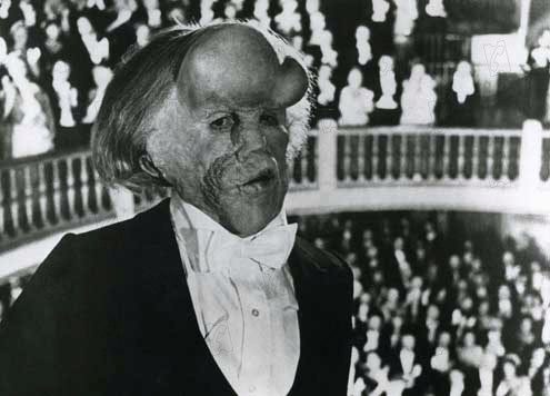 EL actor británico John Hurt caracterizando al "hombre elefante"