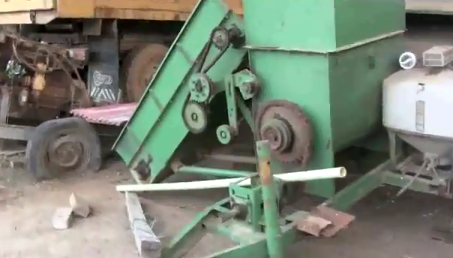 Esta unidad de producción estaba abandonada, de hecho lo que encontramos aquí fue bastante feo..le falta mantenimiento en general todo, los camiones, la maquinaria agrícola como son los tractores, hay una retroescavadora que está totalmente desarmada, una máquina oruga que bastante feita y un sistema de inseminación artificial que también está en mal funcionamiento, sala de ducha y de ordeño mecanizado