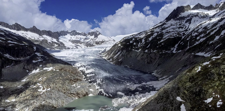 Un lago de agua formado por el deshielo en la lengua del glaciar del Ródano cerca de Goms, Suiza