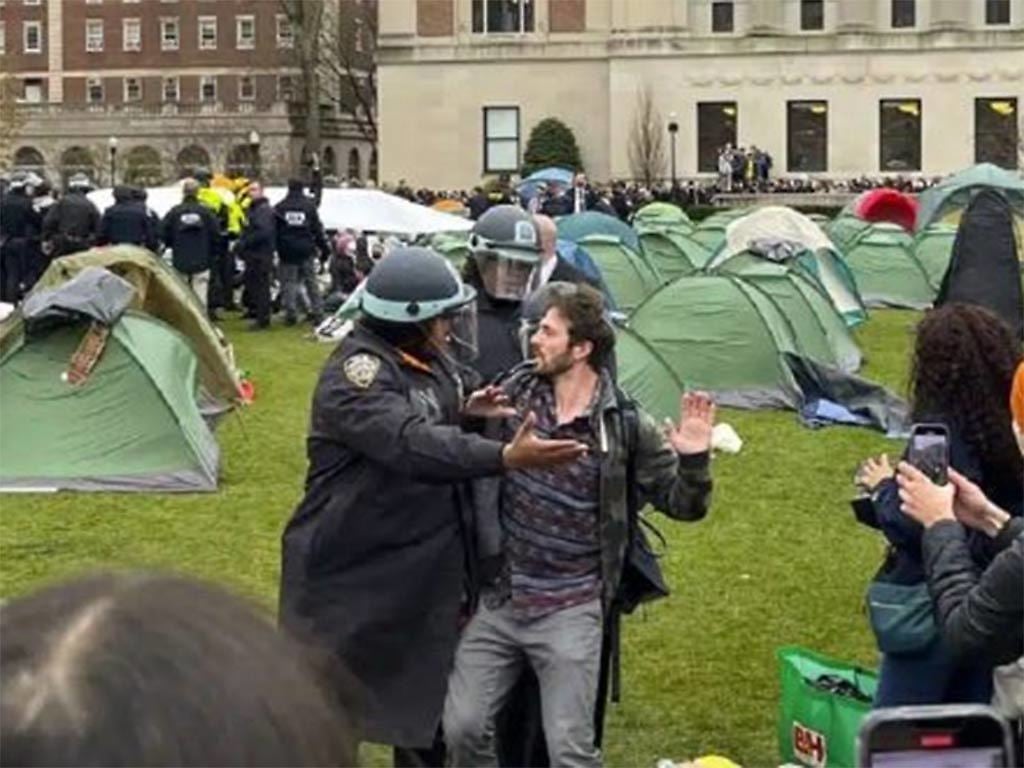 Policía arresta a universitarios