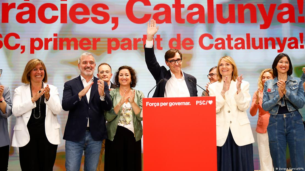 El candidato del Partido Socialista de Cataluña (PSC), Salvador Illa (centro), se dirige a los medios de comunicación en una rueda de prensa durante las elecciones autonómicas de Cataluña, en Barcelona, España