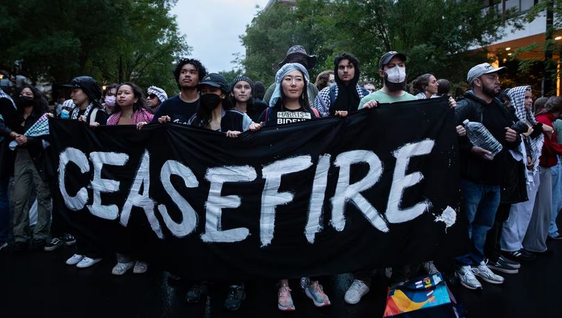 Cese al fuego dice la pancarta de los estudiantes de la Universidad de Washington