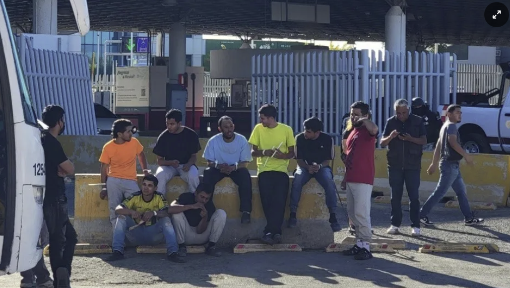 Un grupo de migrantes deportados permanecen al exterior del Instituto Nacional de Migración este miércoles en Ciudad Juárez, Chihuahua (México)