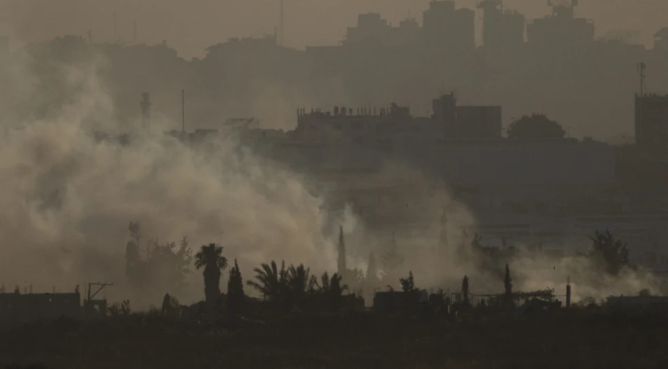 Una explosión causa una humareda en la Franja de Gaza