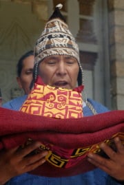 Un sacerdote andino realiza un ritual para purificar la vestimenta que usará el presidente electo boliviano, Evo Morales, durante la ceremonia de investidura del Mando Originario.
