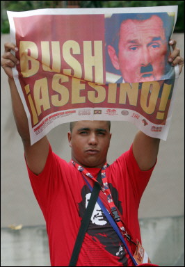 Un activista lleva un poster con la cara del presidente de Estados Unidos George W. Bush acusándolo de asesino