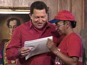 Presidente de la Republica, Hugo Chávez Frías, hace entrega de los certificados al grupo piloto de la Misión Robinson II