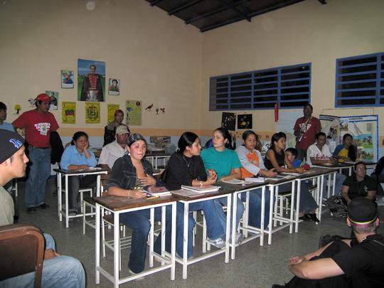 Alumnos de la Misión Sucre en Cuara comparten con delegados estadounidenses que recientemente visitaron la entidad
