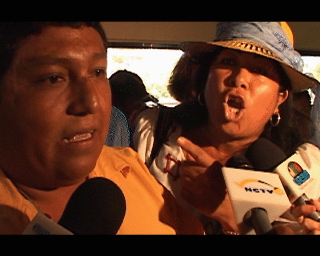 directivos de orpiz interpelados por mujeres wayuu, ante los medios de comunicación