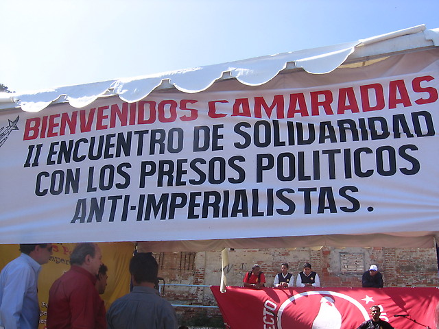 Pancarta de bienvenida al evento conmemorativo de la fuga del Cuartel San Carlos