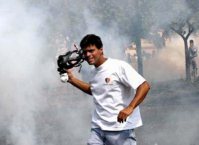 Leopoldo López rompiendo el perímetro de seguridad (cumbre de los 15, 2004)