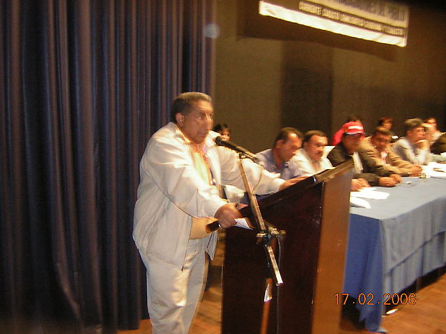 Orlando Chirino se dirige a los presentes en el plenario