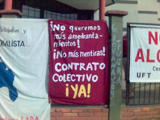 Pancartas de los trabajadores en conflicto laboral